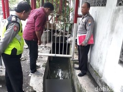 Sesosok Mayat Pria Tengkurap Ditemukan di Selokan Ngagel Jaya Selatan