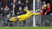5. Ederson. Penjaga gawang Brasil berusia 24 tahun ini sudah membuat 15 clean sheet dari 30 partai (50%) untuk Manchester City di Premier League. Ia kebobolan 20 gol, sebuah rata-rata 0,67 gol per laga atau satu gol setiap 133 menit. (Foto: David Klein/Reuters)