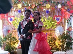 Pengantin di Banjarnegara Ini Pakai Gaun dan Jas dari Limbah