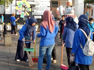 Bantu Pasukan Oranye, Pemuda Pemudi Ini Bersihkan Kota Tua