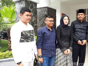 Hari Pertama 2018, Dedi Mulyadi Ajak Keluarga ke Rumah Demiz