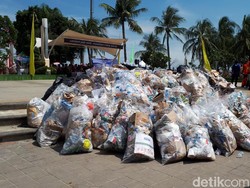 Sampah yang Dikumpulkan Pengunjung di Pantai Ancol Capai 1 Ton