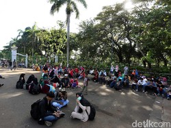 Duh! Banyak Sampah, Monas Dibuka Ngaret Satu Jam