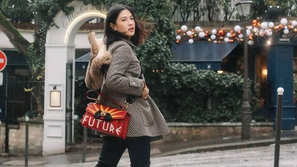 Foto: Kece Banget, Saat Dian Sastro Bergaya ala Fashion Blogger di Paris