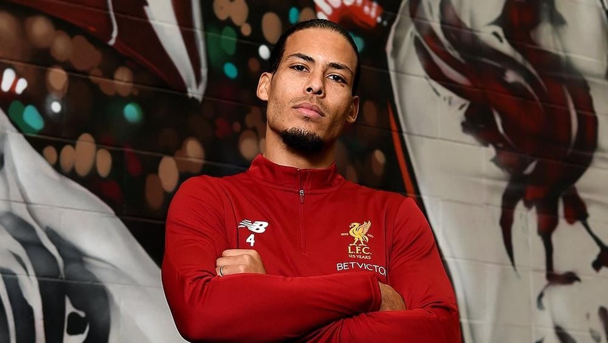 Virgil van Dijk menyebut Sami Hyypia bek Liverpool idolanya. (Foto: Twitter @LFC)