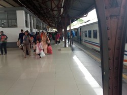 H-1 Larangan Mudik, Suasana Stasiun Pasar Senen Normal