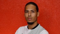 Van Dijk juga berpose dengan jersey tandang Liverpool berwarna putih. (Foto: Twitter @LFC)