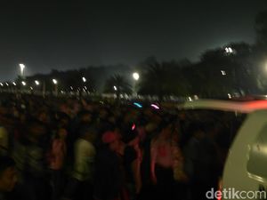 Perayaan Tahun Baru Usai, Warga Berdesakan Keluar Monas