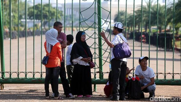 Belum Dibuka, Warga Sudah Penuhi Kawasan Monas