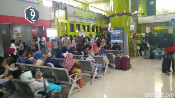 Puncak Arus Balik, Begini Suasana di Stasiun Senen dan Gambir