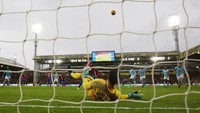 Tapi Ederson menunjukkan kelasnya saat dibutuhkan. Dia menghalau tendangan Luka Milivojevic dan memastikan City pulang dengan satu poin. (Foto: David Klein/ REUTERS)