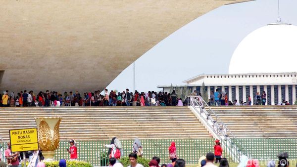 Monas Dipadati Wisatawan