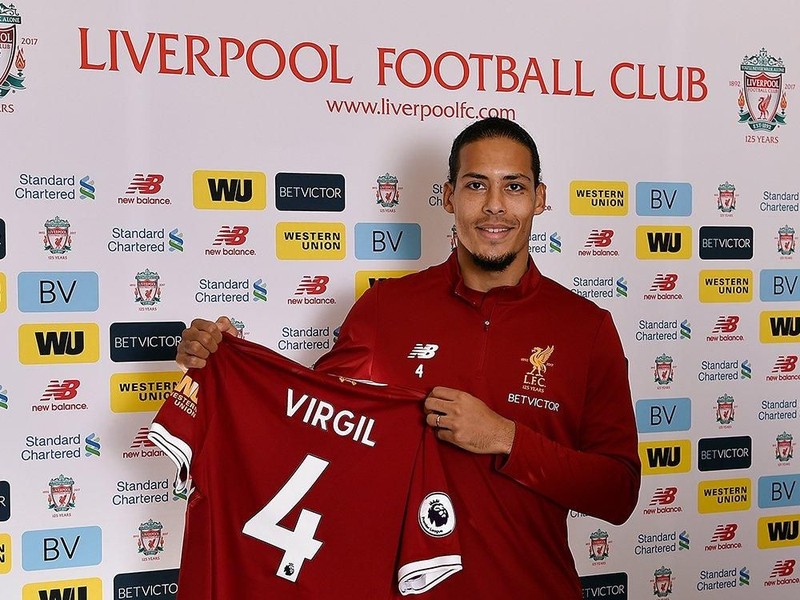 Virgil van Dijk dengan jersey Liverpool