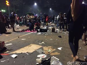 Perayaan Tahun Baru Selesai, Sampah Berserakan di Sekitar Monas