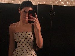 Kendall Jenner Pamer Perut Rata Setelah Diisukan Hamil