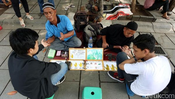 Peramal Garis Tangan Laris Manis di Kota Tua