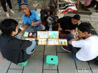 Peramal Garis Tangan Laris Manis di Kota Tua