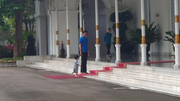 Potret Jokowi Tuntun Cucu Tapaki Karpet Merah di Gedung Agung