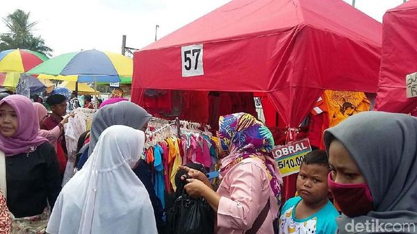 Libur Tahun Baru, PKL Depan Stasiun Tanah Abang Diserbu Pembeli