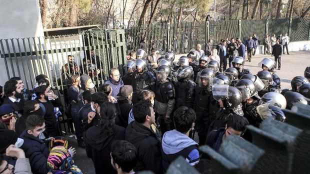 Khamanei Sebut Salah Urus Ekonomi Penyebab Krisis Iran