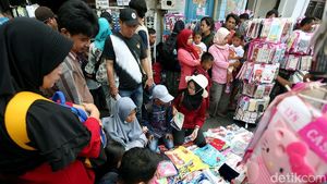 Libur Tahun Baru, PKL Kota Tua Kebanjiran Rezeki