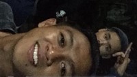 Sama halnya dengan Febri Hariyadi, yang merayakan pergantian tahun dengan kumpul bersama rekan-rekannya. Terlihat winger lincah Persib Bandung itu melakukan wefie. (Foto: Instagram @febrihariyadi13)