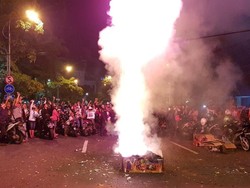 Serunya Pesta Kembang Api Tahun Baru di Depan Balai Kota Surabaya