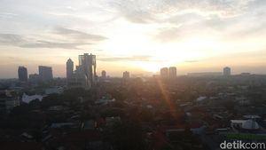 Foto: Menyambut Sunrise Pertama Tahun 2018 di Langit Jakarta