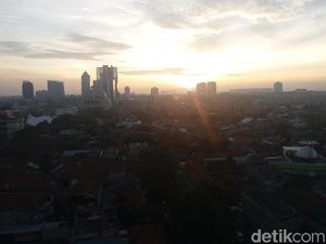 Foto: Menyambut Sunrise Pertama Tahun 2018 di Langit Jakarta
