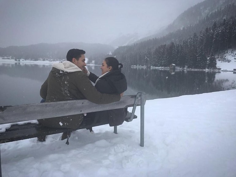 53 Gambar Duduk Berdua Romantis Gratis Terbaik