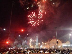 Pesta Kembang Api Rakyat di Tugu Pal Putih Yogya