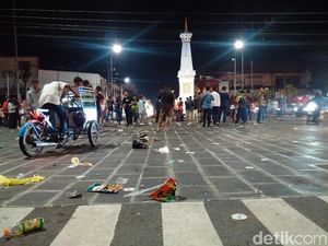 Sisa Perayaan Tahun Baru di Tugu Yogya, Sampah di Mana-mana
