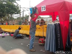 Bereskan Lapak, PKL Tanah Abang: Alhamdulillah Hasilnya Rp 2 Juta