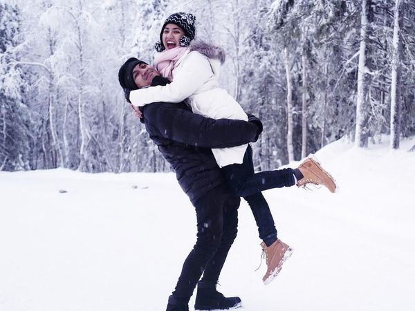 Intip Kemesraan Liburan Selebriti dan Pasangan dengan Busana Musim Dingin