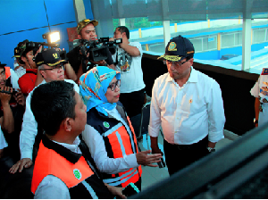 Menhub Tinjau Puncak Arus Balik Libur Tahun Baru di GT Cikarang Utama