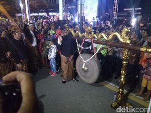 Gemuruh Suara Gong Warnai Pergantian Tahun 2018 di Solo