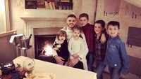 Kumpul keluarga juga jadi pilihan Mauro Icardi bersama sang istri, Wanda Nara. Ini adalah kelima anak Icardi, tiga putra tiri dan dua putri kandung. (Foto: Instagram)