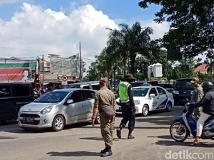 Pengunjung Mulai Padati Kebun Binatang Ragunan, Lalin Macet