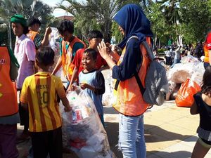 Kompaknya, Pengunjung dan Petugas di Ancol Bersihkan Sampah