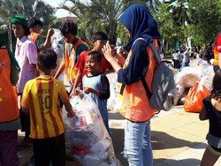 Kompaknya, Pengunjung dan Petugas di Ancol Bersihkan Sampah