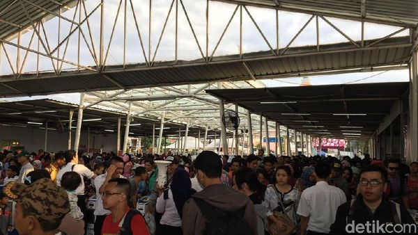 Penumpang Membeludak di Stasiun Bogor saat Libur Tahun Baru