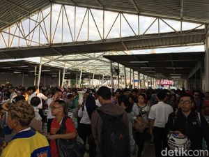 Penumpang Membeludak di Stasiun Bogor saat Libur Tahun Baru