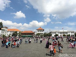 Layar Lebar Dipasang di Kota Tua untuk Tonton Super Blue Blood Moon
