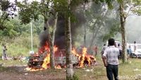 Penampakan Mobil yang Mendadak Terbakar di Parkiran Merapi Park