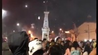 Begitu juga dengan Septian David Maulana. Pemain Mitra Kukar itu merayakan tahun baru dengan menyaksikan pesta kembang api di area Tugu, Yogyakarta. (Foto: Instagram @septiandavidmaulana)