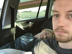 Foto Pria yang Ajak Selfie Istrinya yang Tidur Jadi Viral