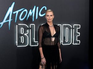 Charlize Theron dan Brad Pitt Disebut Sudah Berkencan Charlize Theron dan Brad Pitt Disebut Sudah Berkencan