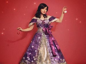 Unik! Gaun Cantik Ini Dibuat dari Bungkus Kado
