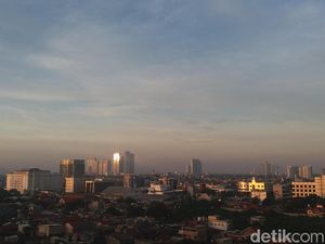 Pagi yang Cerah di Langit Jakarta pada Hari Pertama Tahun 2018
