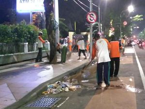 Aksi Petugas Kebersihan Surabaya di Awal Tahun 2018